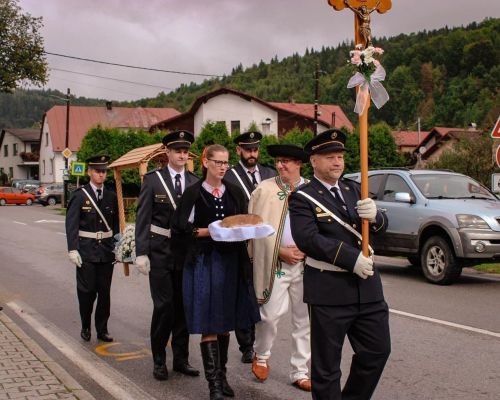 Slávnostný sprievod na sv. omšu