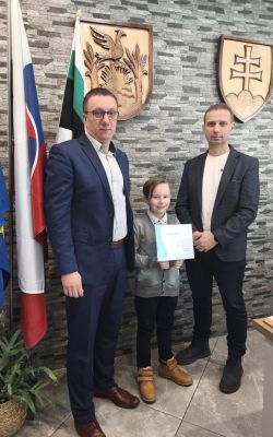 Starosta obce PaedDr. Juraj Hlavatý, víťaz súťaže Dominik Zátorský, riaditeľ základnej školy PaedDr.
